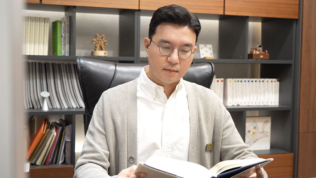 kangnam-mental-clinic-docter-02 강남 김준정신건강의학과, 의학서적을 읽고 있는 김준 원장