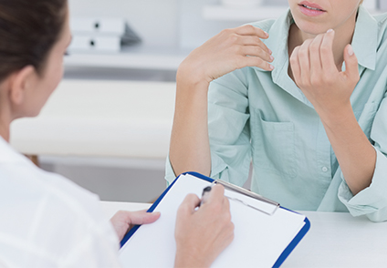 강남 김준정신건강의학과, 정신분석적 정신치료, 치료과정, 의사와 상담하는 사람